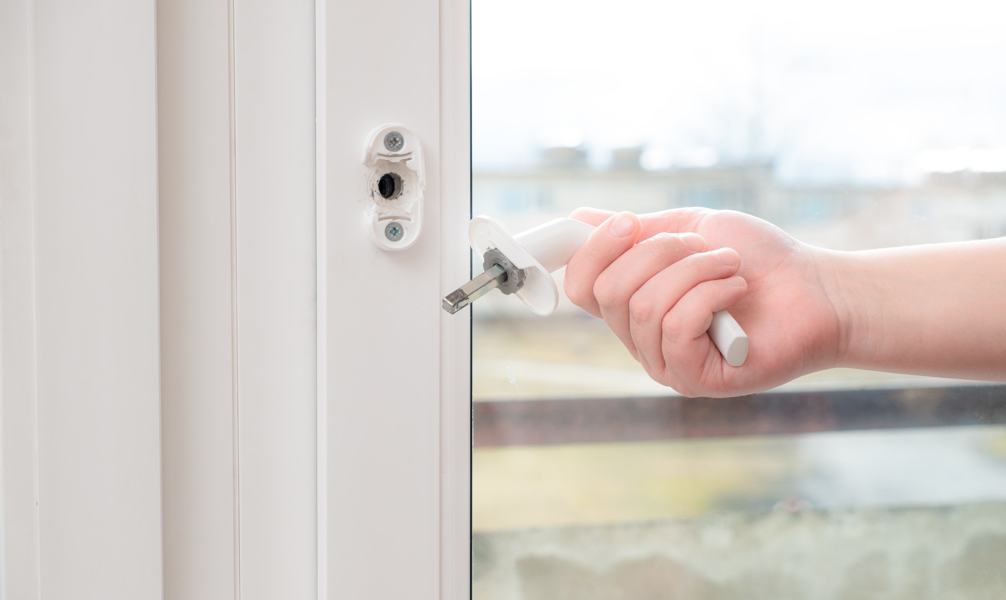 Ремонт пластиковых ручек. Сломалась ручка на пластиковой двери. Открутить ручку на пластиковом окне. Ремонт пластиковых ручек. Сломалась ручка на окне.